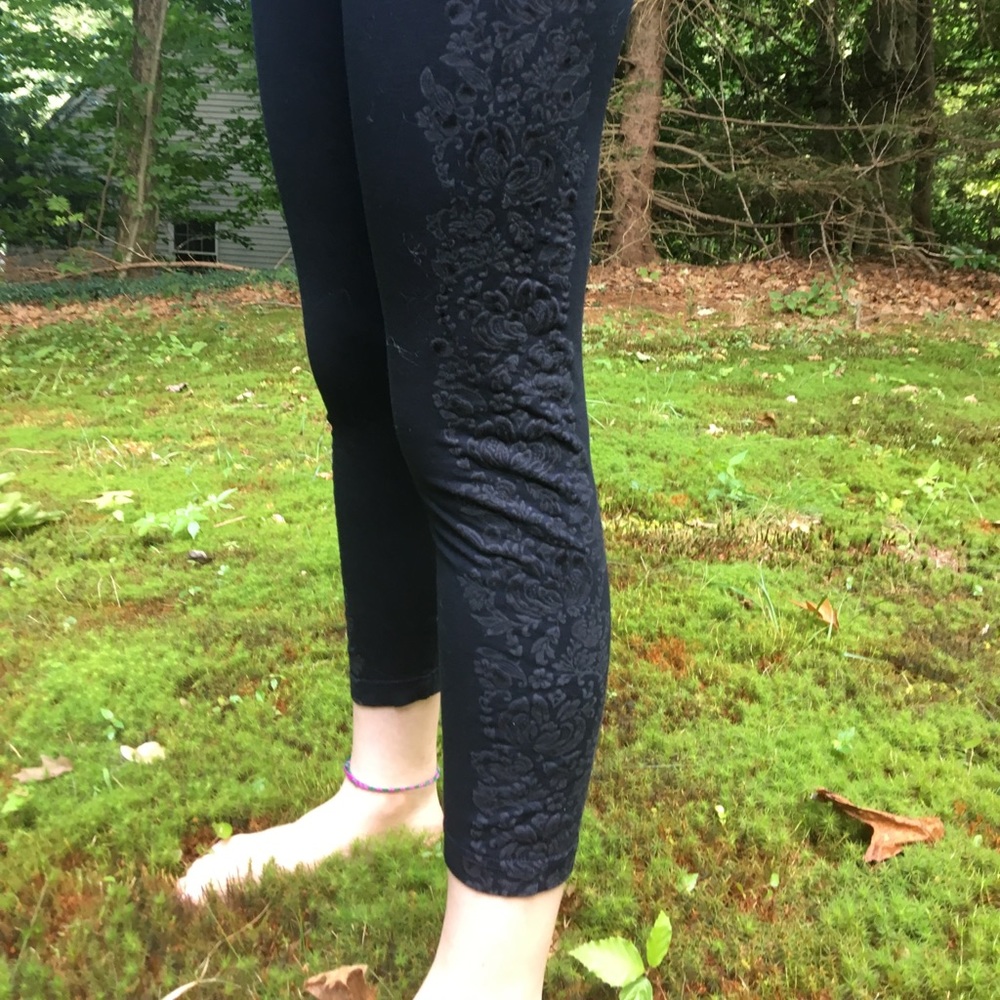 Black Leggings with Paisley Velvet Pattern